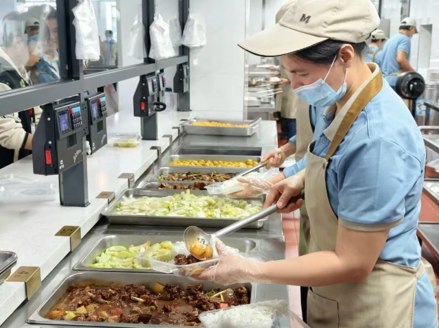 拒绝路边摊诱惑！大学生干饭：舌尖上的安全才是真顶流～